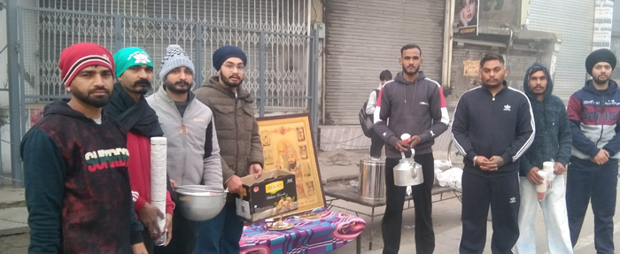 Devoted to the martyrdom of Mata Gujar Kaur and four Sahibjadas, a langar of tea and biscuits was installed in Banga Chowk by the youth assembly Garhshankar.